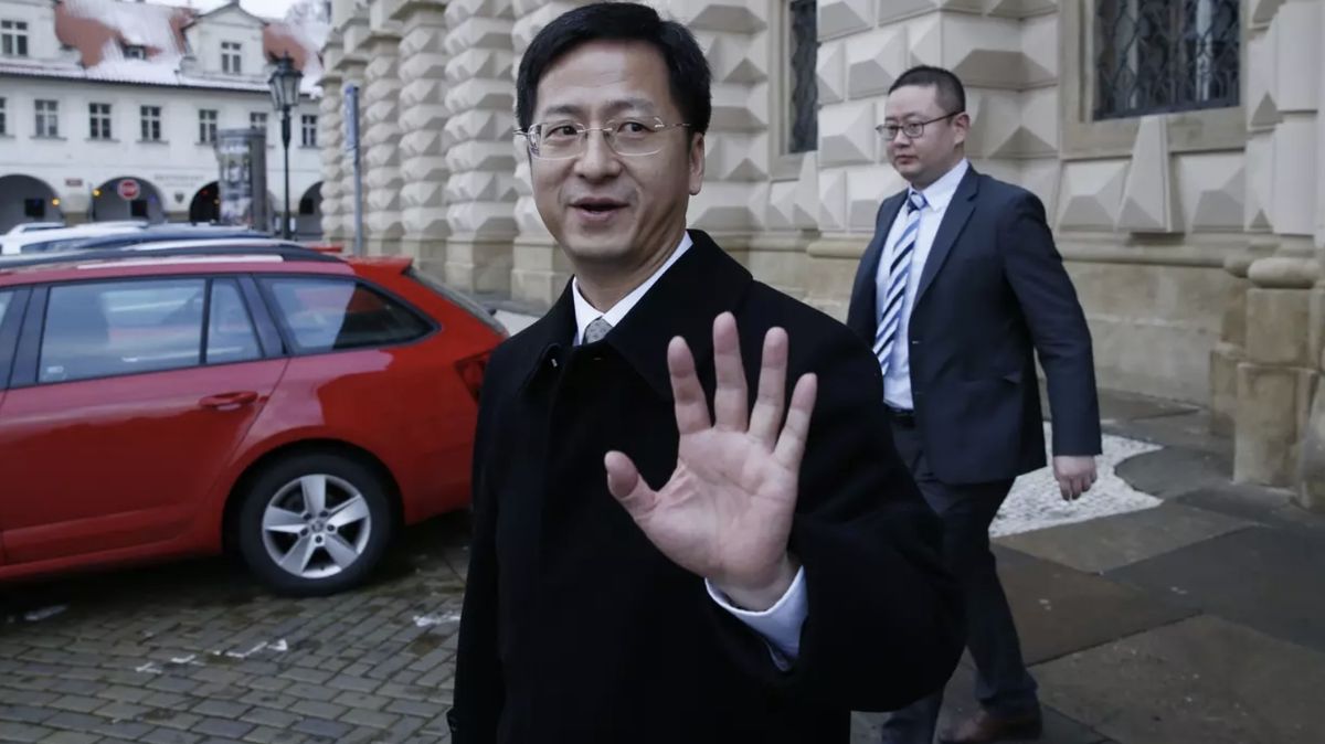Čínský velvyslanec v Česku poškozuje vztahy, usnesli se poslanci